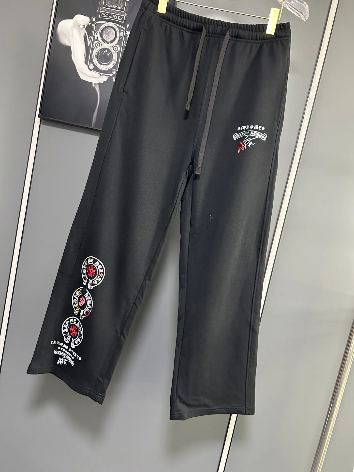 P220 Chrome Hearts 25 new colorful cross-mark loose straight trousers 2025 autumn and winter new embroidered elastic band casual trousers, customized fabrics at the counter. Made of 400g high-version terry fabric, with high breathability and comfort, impeccable details, no pilling and no deformation, brand element design concept, reflecting high quality. It feels delicate and soft! It presents casual tailoring, the same style for men and women, and the upper body shape is awesome! Size: S M L XL Color: Black Gray